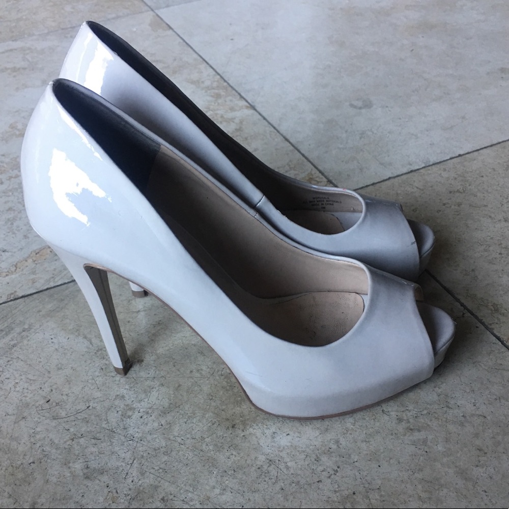 Guess peep toe nude heel size 6